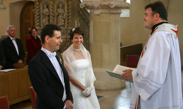 Traupaar vor Priester