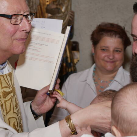 Pfr. Sachse salbt ein Kind
